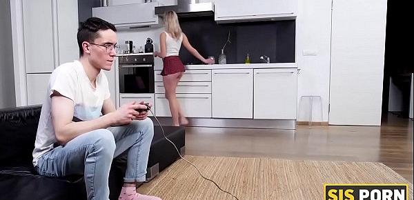  SIS.PORN. Geek boy seduced by blonde stepsister during gaming session